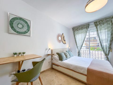 Bed, Dining area, Bedroom