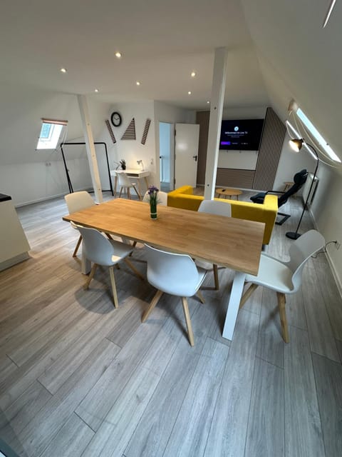 TV and multimedia, Seating area, Dining area