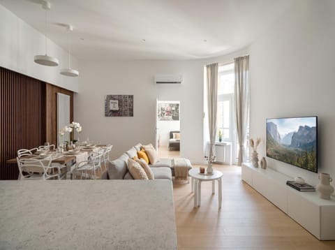 TV and multimedia, Living room, Seating area, Dining area