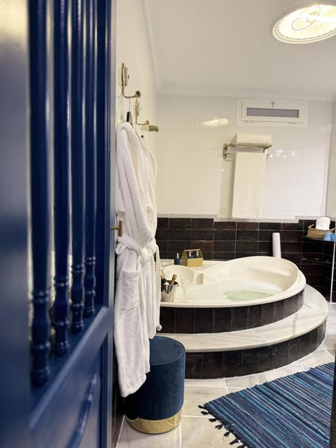 Bathroom, Bath, towels