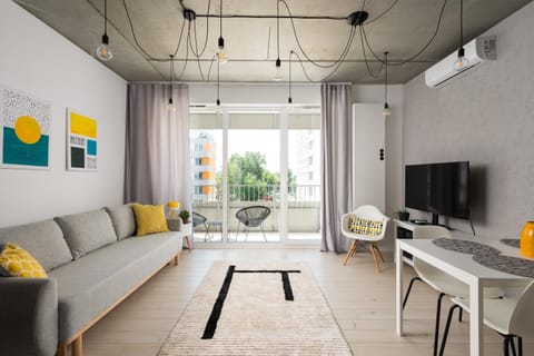 Communal lounge/ TV room, TV and multimedia, Living room, Seating area, Dining area, Evening entertainment
