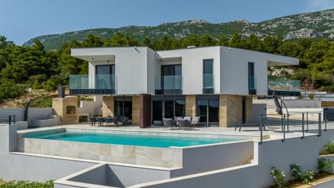 Property building, Day, Natural landscape, Mountain view, Pool view, Swimming pool