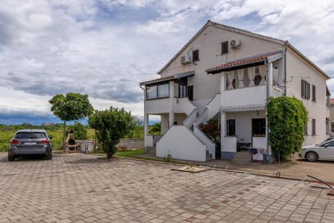 Property building, Neighbourhood, Parking
