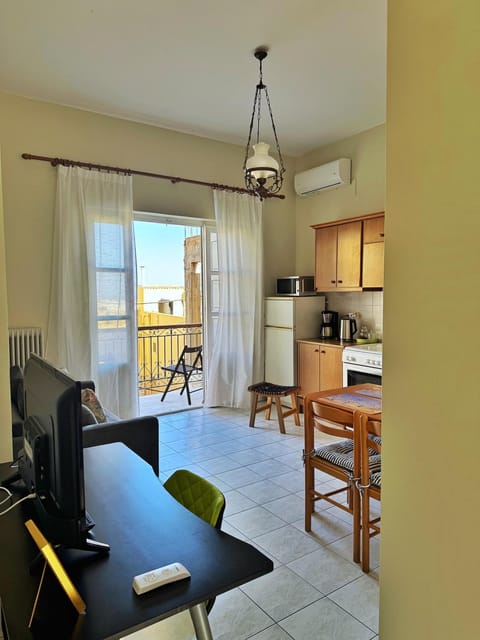 Kitchen or kitchenette, Living room, Seating area, Dining area, oven, stove