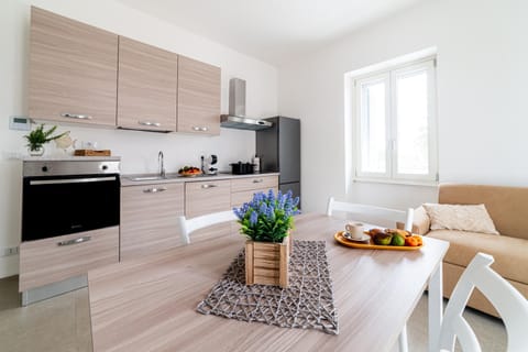 Kitchen or kitchenette, Seating area, Dining area, oven, stove