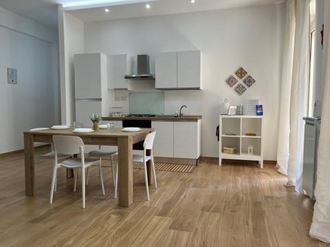 Kitchen or kitchenette, Dining area, minibar, oven, pet friendly, stove