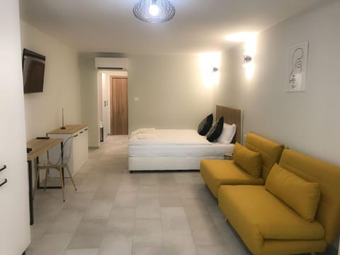 Bed, TV and multimedia, Living room, Bedroom, air conditioner