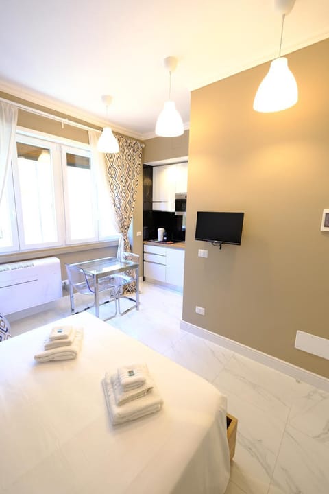 Bed, TV and multimedia, Photo of the whole room, Bedroom, towels