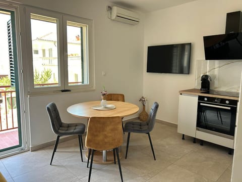 TV and multimedia, Kitchen or kitchenette, Dining area, oven, air conditioner