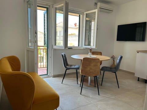 Living room, Dining area, air conditioner