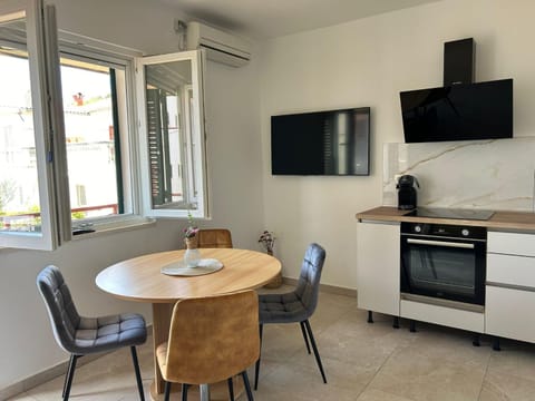 TV and multimedia, Kitchen or kitchenette, Dining area, oven, stove