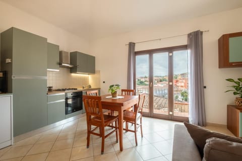 Kitchen or kitchenette, Dining area, oven