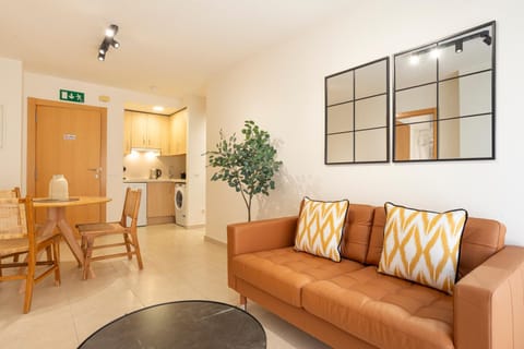 TV and multimedia, Kitchen or kitchenette, Living room, Seating area, Dining area, air conditioner