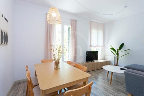 TV and multimedia, Living room, Seating area, Dining area