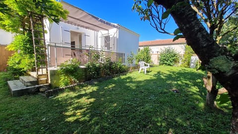 Property building, Patio, Day, Natural landscape, Garden, Garden view