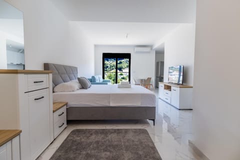 Bed, Photo of the whole room, Seating area