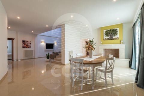TV and multimedia, Living room, Seating area, Dining area