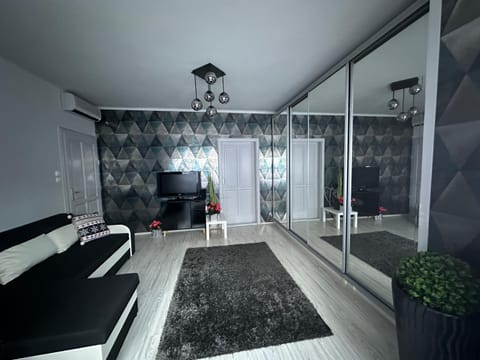 Bed, TV and multimedia, Living room, Photo of the whole room, wardrobe