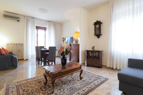 Living room, Seating area, Dining area, air conditioner