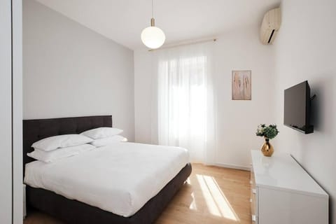 Communal lounge/ TV room, Bed, TV and multimedia, Photo of the whole room, Evening entertainment, Bedroom, hair dresser