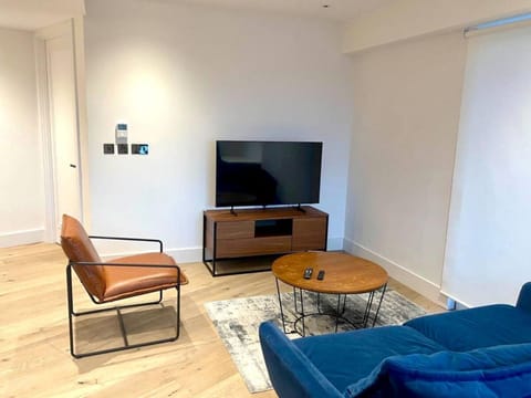 Communal lounge/ TV room, TV and multimedia, Living room, Seating area, Evening entertainment