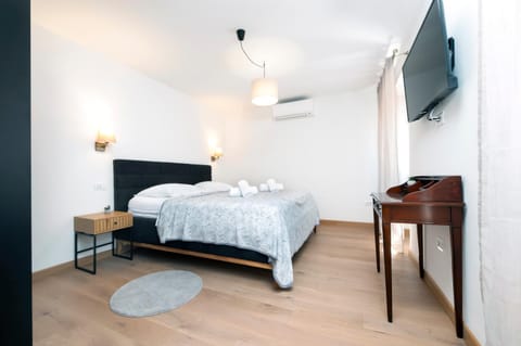 Bed, TV and multimedia, Bedroom