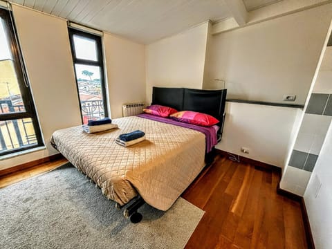 Bed, TV and multimedia, Photo of the whole room, Bedroom, towels