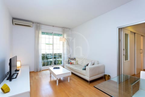 TV and multimedia, Living room, Seating area, air conditioner