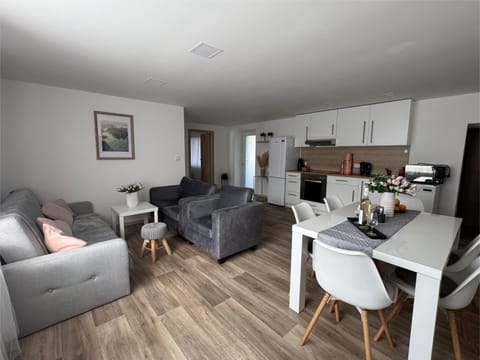 Coffee/tea facilities, Kitchen or kitchenette, Living room, Seating area, Dining area, pet friendly, stove