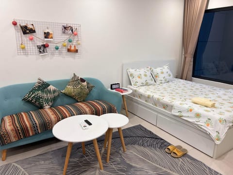 Bed, TV and multimedia, Living room, Photo of the whole room, Seating area, Bedroom