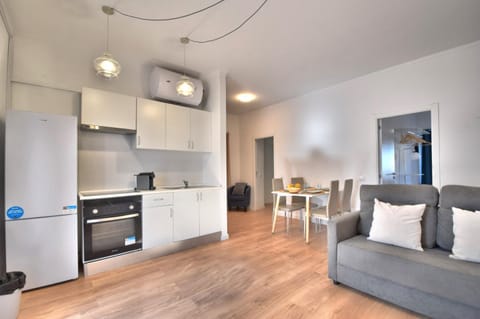 TV and multimedia, Kitchen or kitchenette, Dining area, oven, stove