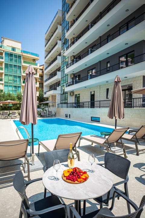 Property building, Food and drinks, Pool view, Swimming pool, Drinks, sunbed