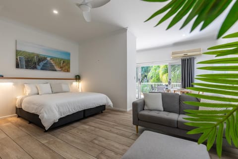 Bed, Photo of the whole room, Seating area
