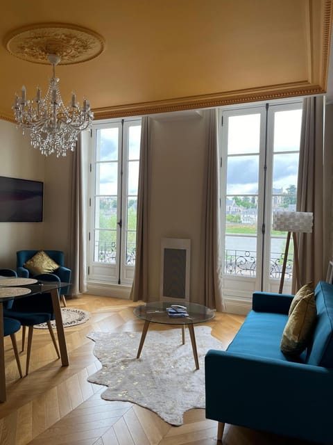 TV and multimedia, View (from property/room), Living room, Seating area, City view