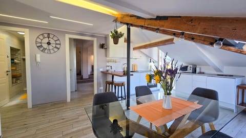 Kitchen or kitchenette, Dining area