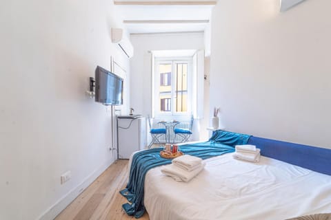 Bed, TV and multimedia, Bedroom