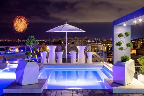 Night, View (from property/room), Balcony/Terrace, City view, Pool view, Swimming pool, Swimming pool