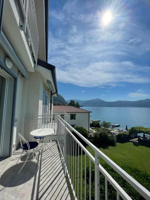 View (from property/room), Balcony/Terrace, Lake view