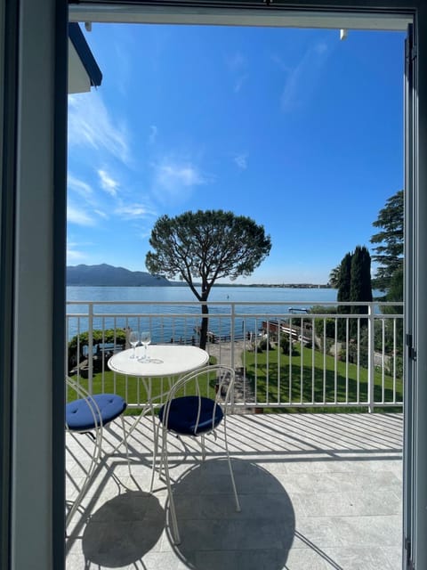 View (from property/room), Balcony/Terrace, Lake view