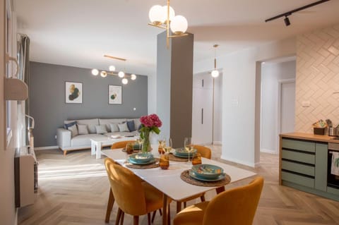 Kitchen or kitchenette, Living room, Seating area, Dining area