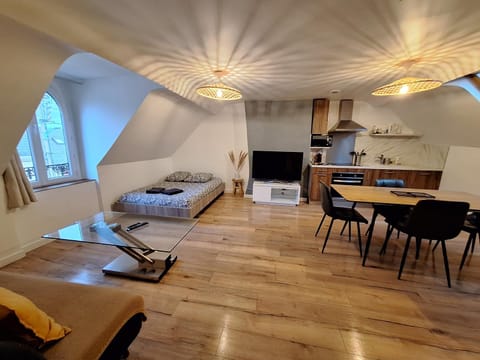 Bed, TV and multimedia, Living room, Seating area, Dining area, Bedroom, Meals, internet, kitchen, air conditioner