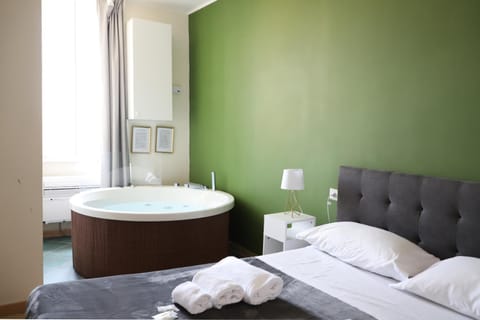 Bed, Hot Tub, Photo of the whole room, Bedroom, Bath, towels