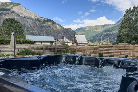 L'étoile des Glaciers - Jacuzzi - Piscine - Hammam - ALPES HUEZ Chalet in Provence-Alpes-Côte d'Azur