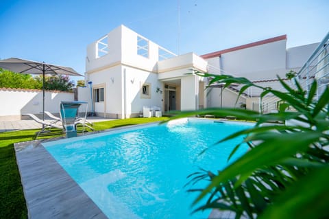 Property building, Day, Garden, Swimming pool, sunbed