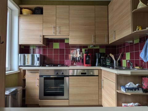 Coffee/tea facilities, Kitchen or kitchenette, dishwasher, oven, stove, toaster