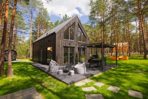 Property building, Patio, Spring, Day, Natural landscape, Garden, Balcony/Terrace, Garden view, sunbed