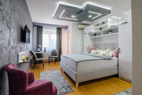 Bed, TV and multimedia, Seating area, Bedroom, internet, air conditioner
