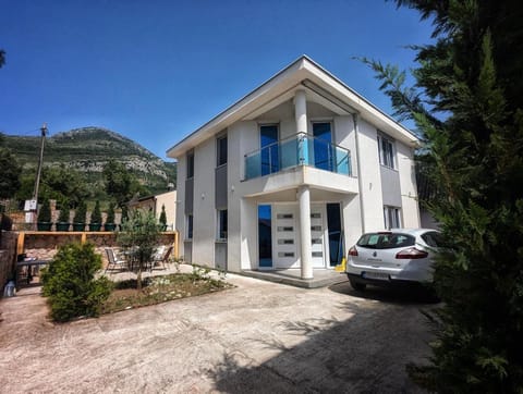 Property building, Natural landscape, Mountain view, Parking