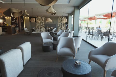 Restaurant/places to eat, Living room, Seating area