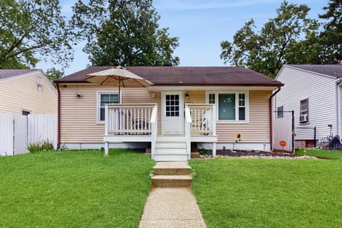 2 Mi to Beach! Hot Tub Haven in Michigan City House in Michigan City